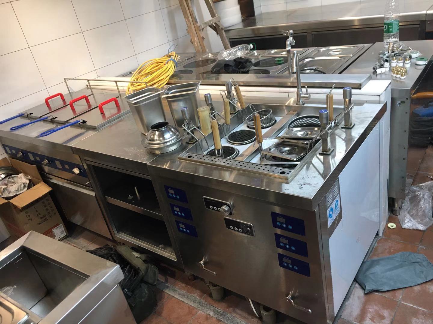 開工廠學(xué)校食堂需要準備什么設(shè)備？開中西餐廳廚房需要哪些設(shè)備？